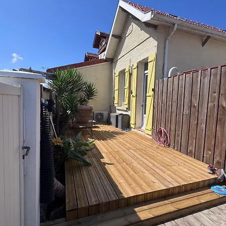 Joepolly Surf House